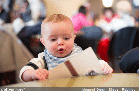 Nos conseils pour réussir sa première sortie au restaurant ou au cinéma avec bébé.