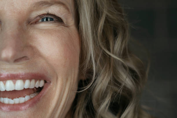 Gros plan sur le visage d'une femme qui sourie