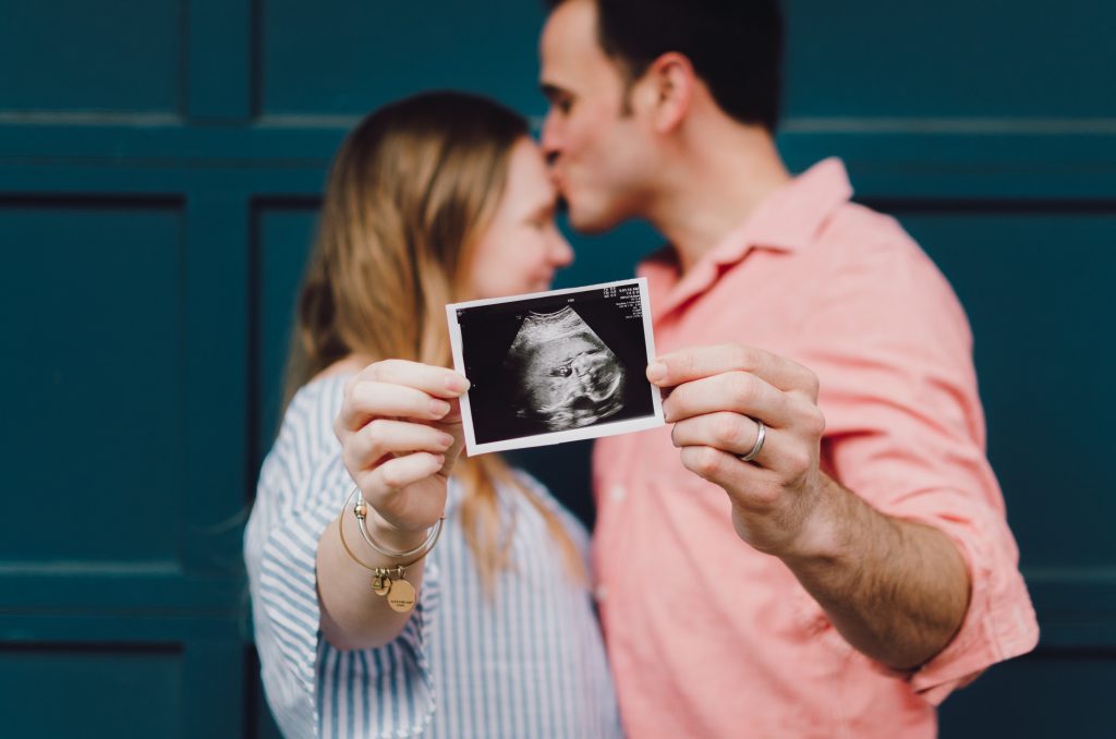Parents avec échographie bébé