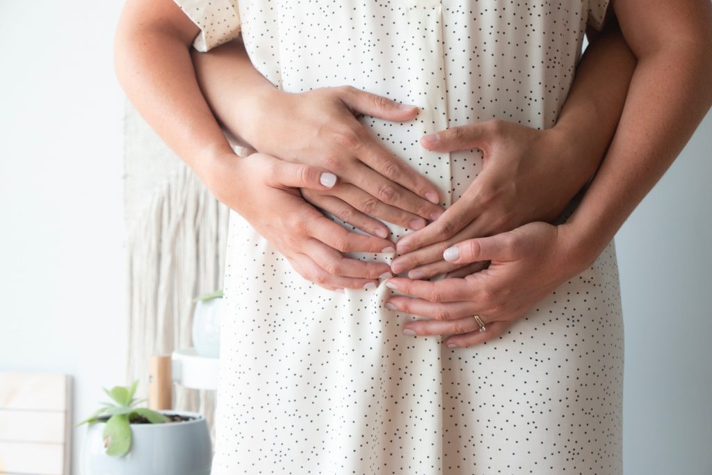 Femme enceinte avec robe blanche