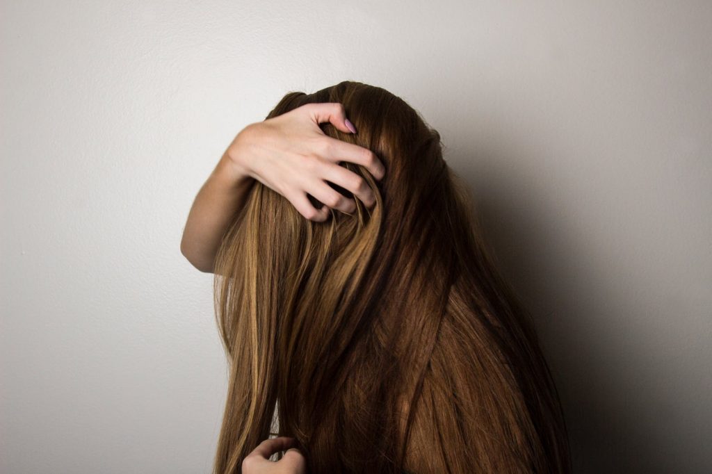 La routine capillaire à adopter pour accélérer la pousse de cheveux