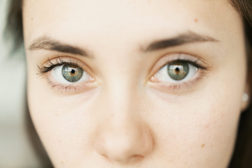 Poussière, corps étranger, brûlure : comment protéger ses yeux ?