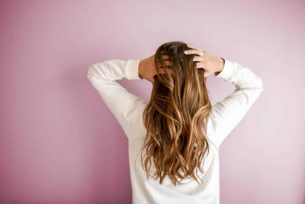 Le calcaire rend-il les cheveux secs ?