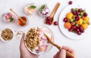 Bol de yaourt, de fruits et de son d'avoine au petit-déjeuner