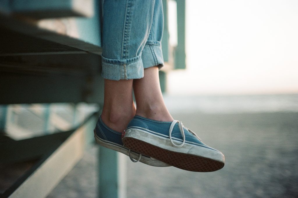 Chevilles jeune femme en converses bleues