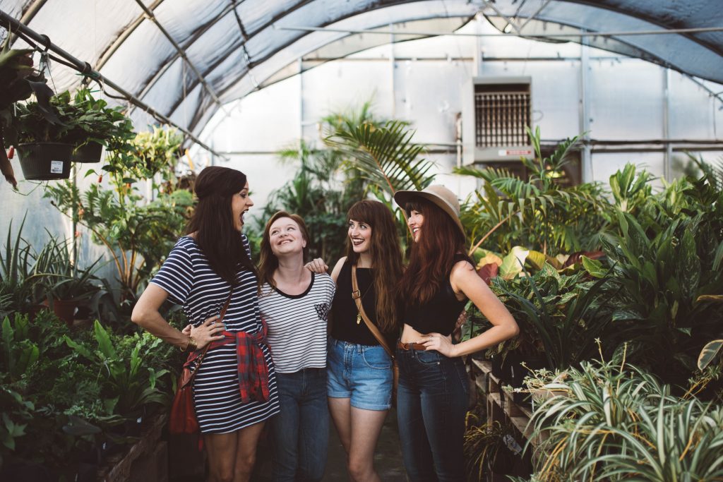 Quatre jeune filles qui rient dasn une serre
