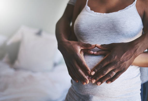 Couple enlacé avec femme enceinte