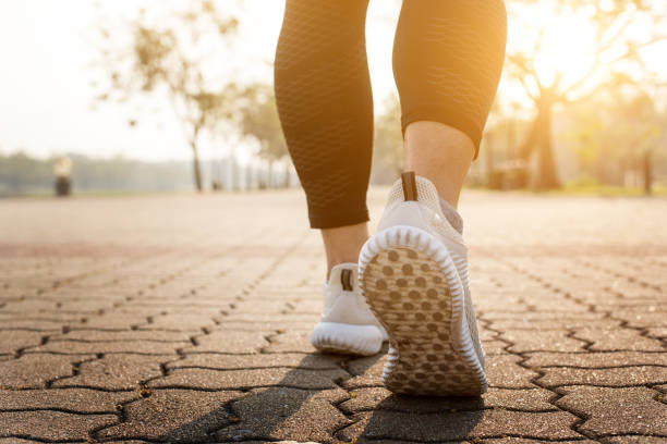 Gros plan sur les mollets d'une joggeuse