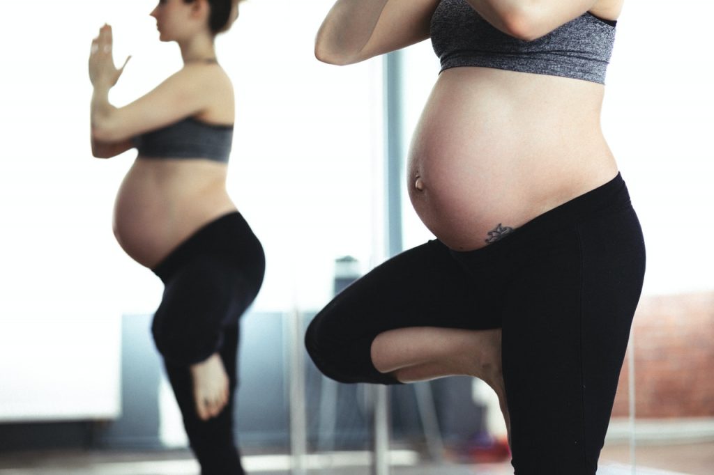 femme enceinte qui fait du Pilate pour muscler son périnée