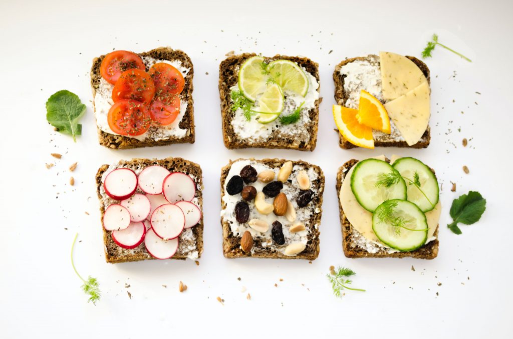 Tartines healthy avec des aliments riches en omega 3