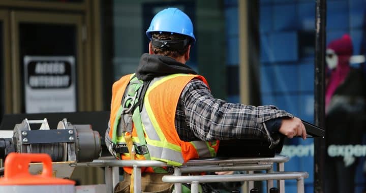 construction-worker-g2ea1f9457_1920